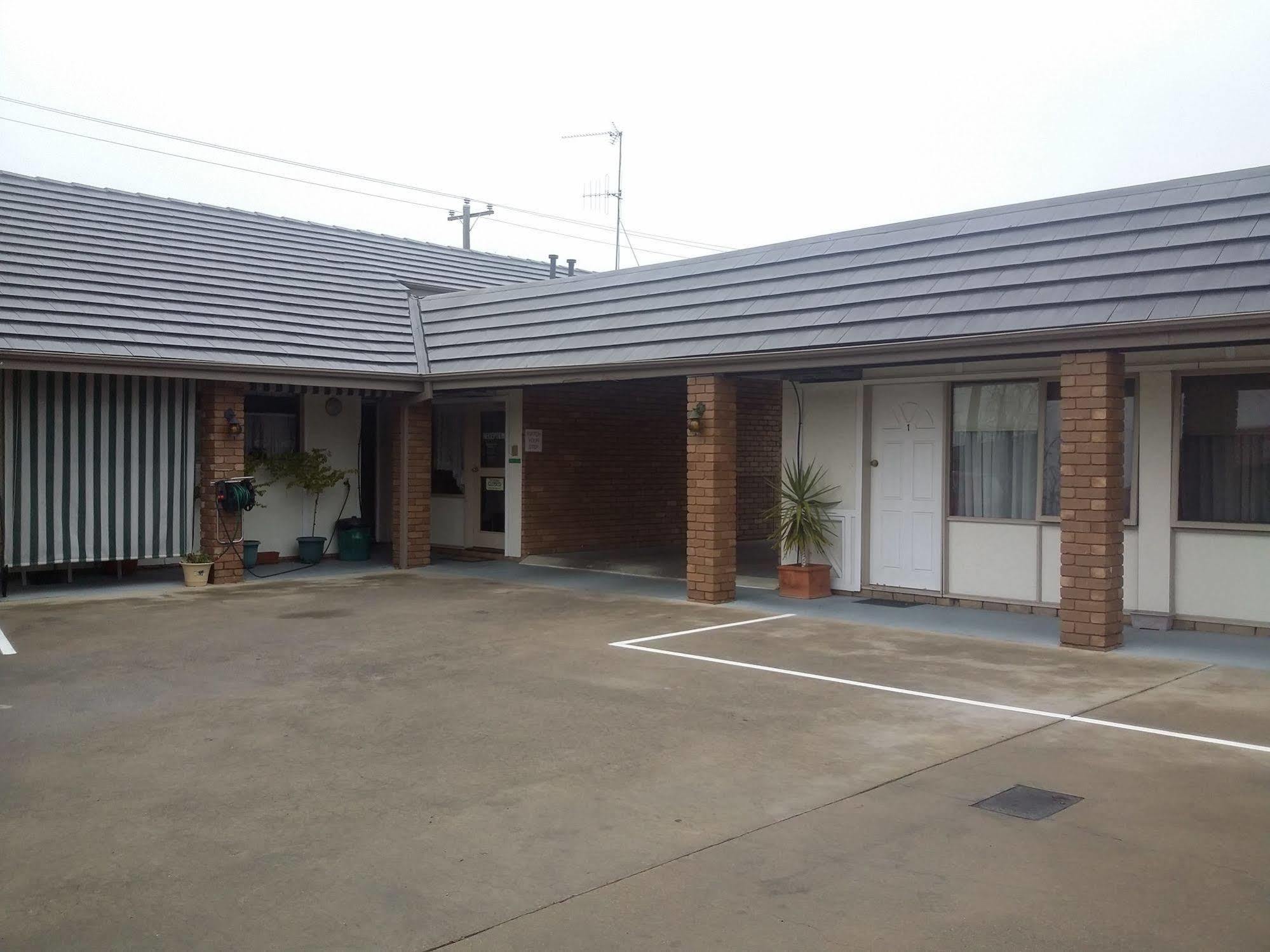 Tudor House Motel Shepparton Buitenkant foto
